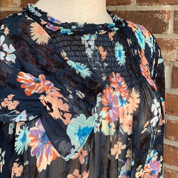 ⭐️Evereve En Creme Button Back Floral Top Large - Picture 7 of 8